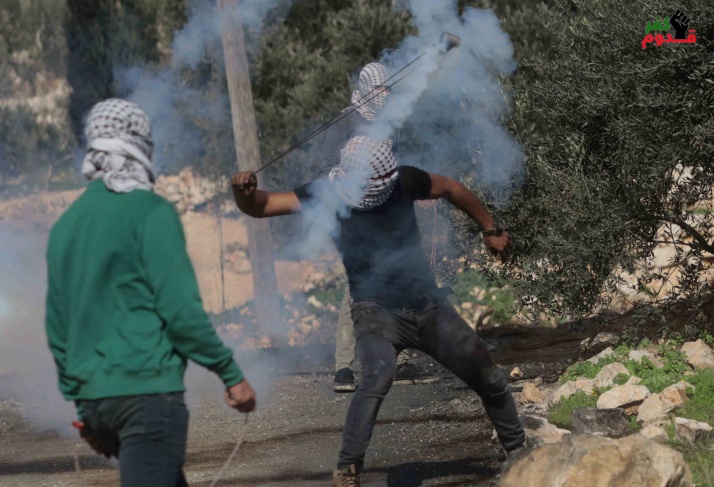 إصابة العشرات بالاختناق جراء قمع الاحتلال لمسيرة كفر قدوم 