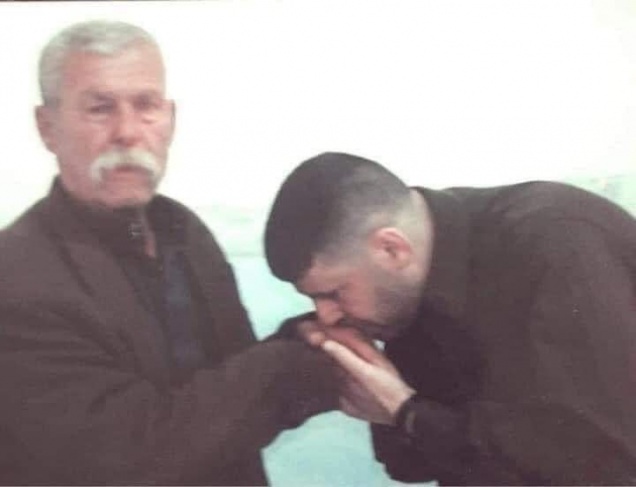 صورة تم التقاطها في السجن للأسير علي الرغوثي يقبل يد والده وكانت المرة  الأولى بعد 12 سنة
