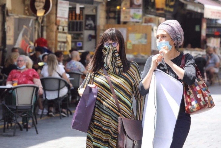 إسرائيل تقرر إلغاء إلزام ارتداء الكمامة بالأماكن المفتوحة