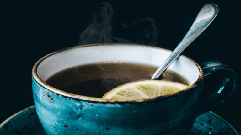 دراسة: شرب 5 أكواب من الشاي يوميا يحسن التركيز لدى كبار السن!