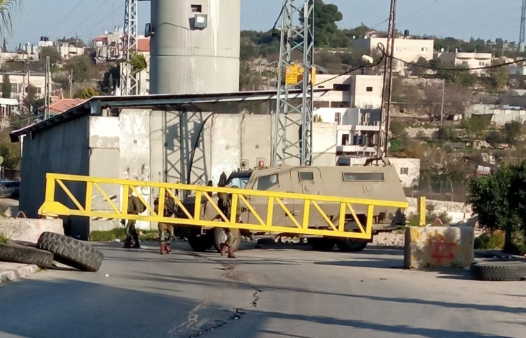  الاحتلال يحاصر بلدة بيت أمر ويغلق مداخلها
