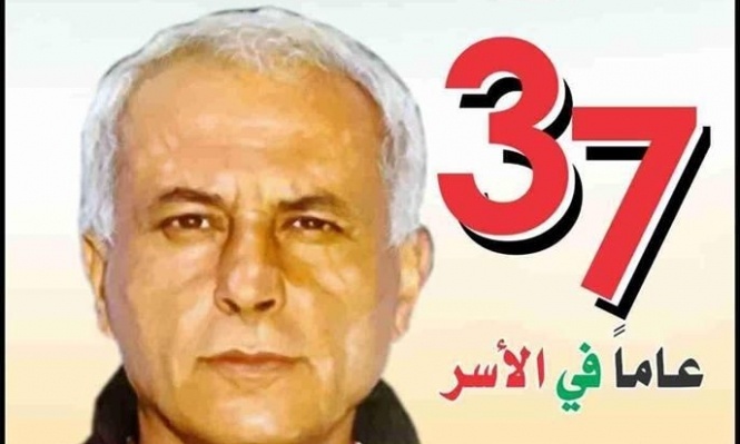 عباس زكي يهاتف والدة الاسير كريم يونس 