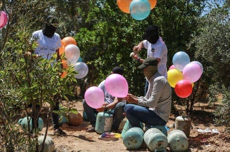 نشطاء يطلقون بالونات حارقة من غزة نحو المستوطنات