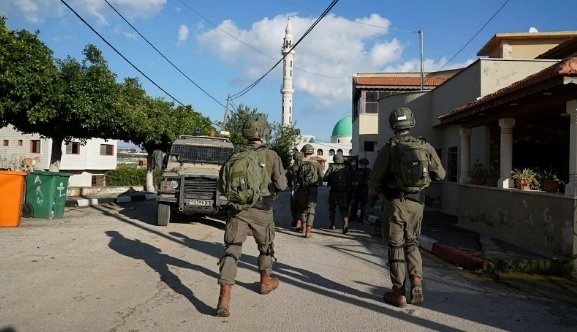 The occupation arrests citizens at a checkpoint west of Jenin