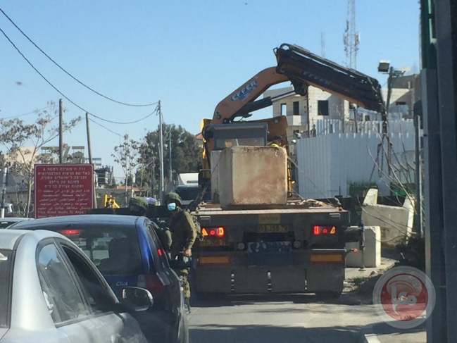 وضع مكعبات أسمنتية جديدة على حاجز &quot;DCO&quot;