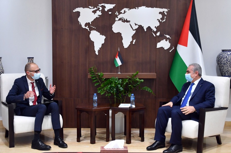 اشتية يبحث مع ممثل لتوانيا الجديد لدى فلسطين تعزيز التعاون