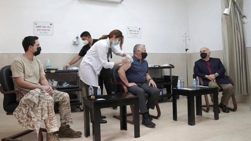 صور- ملك الأردن والأميران الحسن والحسين يتلقون لقاح كورونا