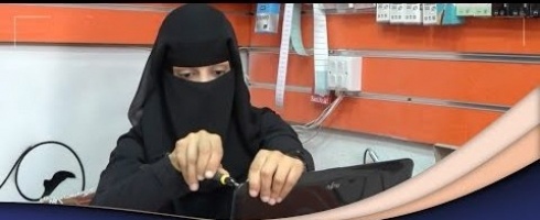 يمنية تعمل في صيانة الهواتف والحواسيب لحماية النساء من الابتزاز