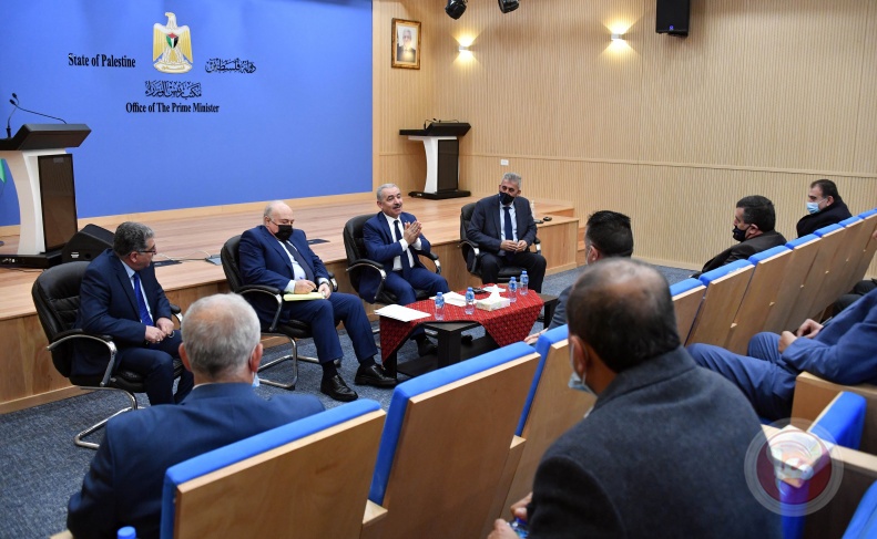 اشتية يبحث مع اتحاد الهيئات المحلية آلية معالجة الديون والمستحقات