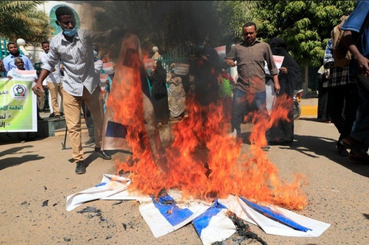 متظاهرون سودانيون يحرقون علم إسرائيل رفضا للتطبيع