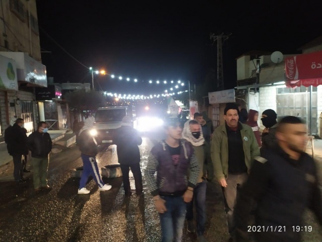 لجان المقاومة الشعبية تغلق شارع قلقيلية نابلس في وجه المستوطنين