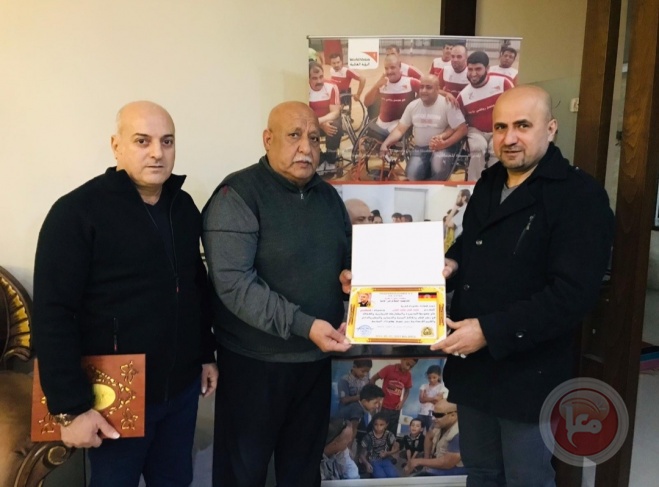 الحلبي أول اسير فلسطيني يمنح شهادة الدكتوراه الفخرية من اكاديمية السلام المانيا