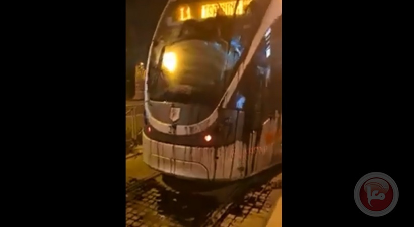 شاهد- توقف القطار الخفيف بالقدس بعد القاء علب &quot;دهان&quot; عليه