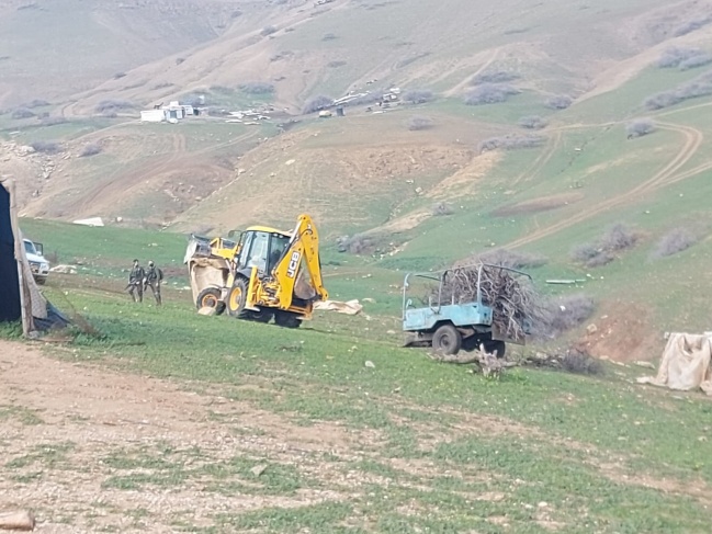 الاحتلال يدمر ويصادر عشرات الخيام والبركسات في الأغوار