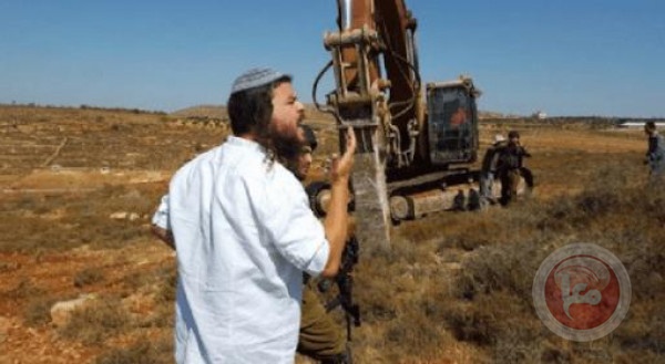 مستوطنون يحرثون أراض بهدف الاستيلاء عليها شرق بيت لحم