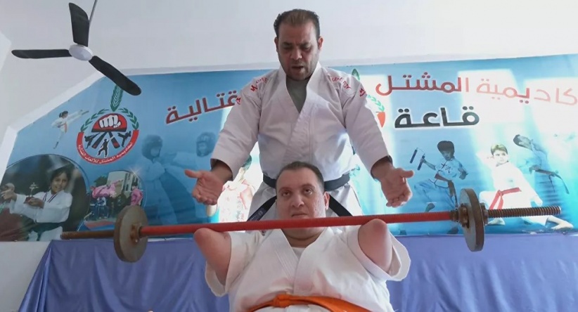 فلسطيني يتحدى الإعاقة برياضة الكاراتيه ويحلم بالعالمية