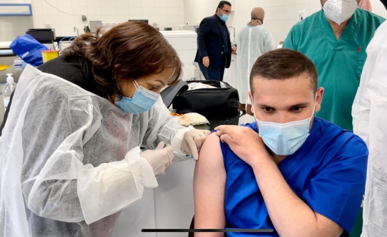 فلسطين تبدأ حملة التطعيم ضد فيروس كورونا