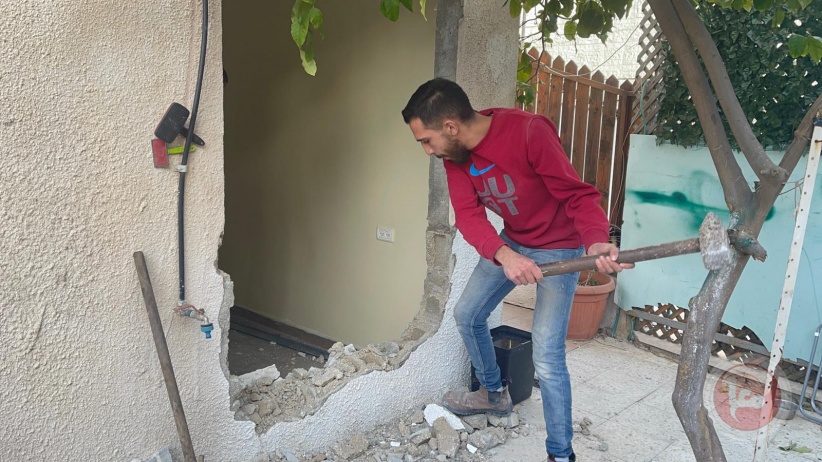 بألم وحسرة... مقدسي يهدم منزله في سلوان