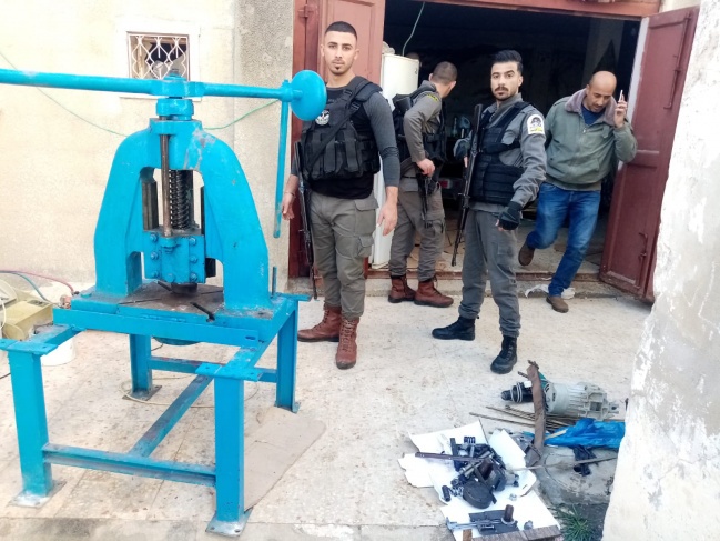 ضبط مشغل لتزوير العملة المعدنية في الخليل