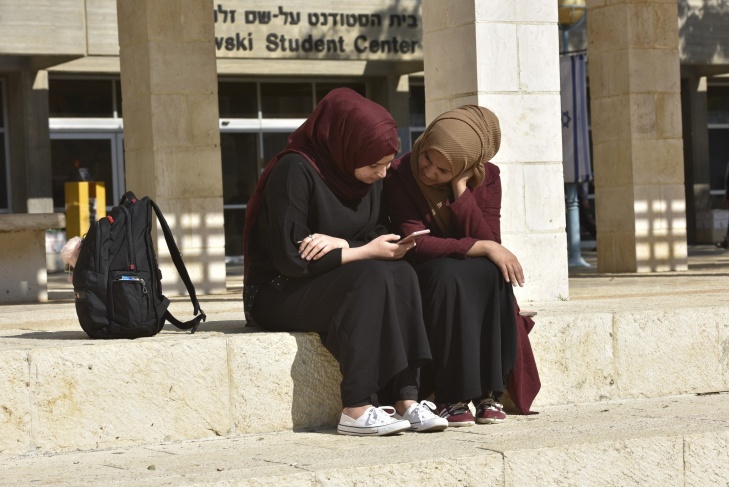  السماح لطلاب الداخل بتقديم مقترحات البحث باللغة العربية