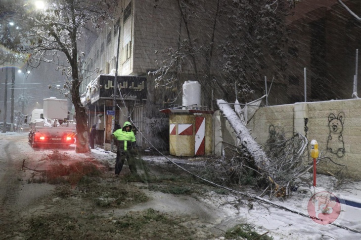 بلدية الخليل تتعامل مع أكثر من 500 نداء استغاثة خلال العاصفة الثلجية 