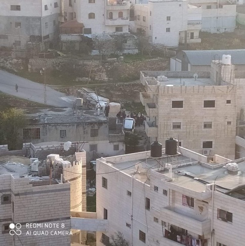 شاهد: عائلة تنجو من الموت بعد انقلاب شاحنة بتفوح