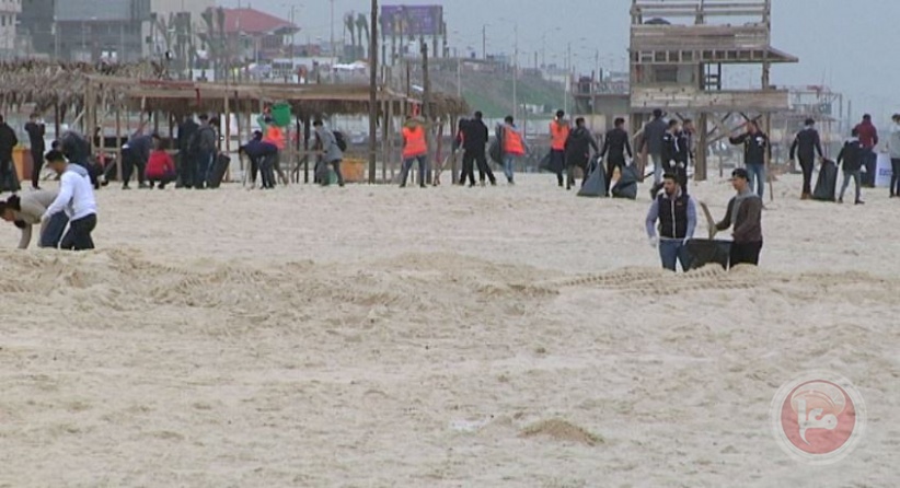 غزة: حملة تطوعية لتنظيف شاطئ المدينة