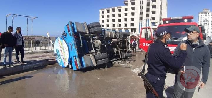 إصابات بانقلاب شاحنة مياه غرب غزة