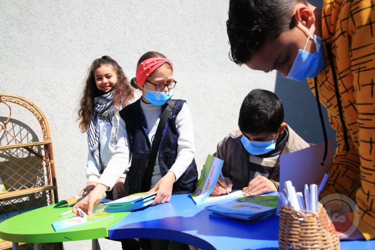 أطفال مركز الشروق والامل يوقعون مجموعتهم القصصية (أحلام ملونة ) 