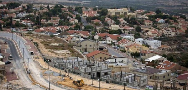 تقرير- وزير الجيش يعود للاستيطان ويتراجع عن السماح للفلسطينيين البناء في مناطق (ج)