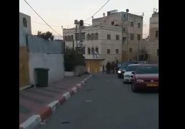 مستوطنون يهاجمون المواطنين في شارع الشهداء وسط الخليل