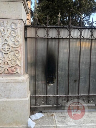 مستوطنون يشعلون النّار باب الكنيسة الرومانية في القدس