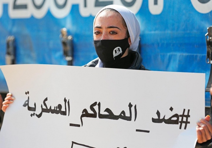 وقفة اسنادية للأسرى المضربين عن الطعام أمام منزل الأسير أبو هواش جنوب الخليل