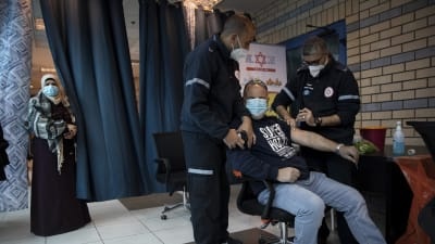 اسرائيل تعلن تأجيل حملة تطعيم العمال الفلسطينيين