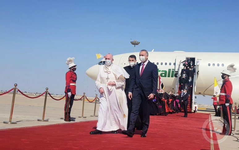 وصول البابا فرنسيس إلى بغداد في زيارة تاريخية 