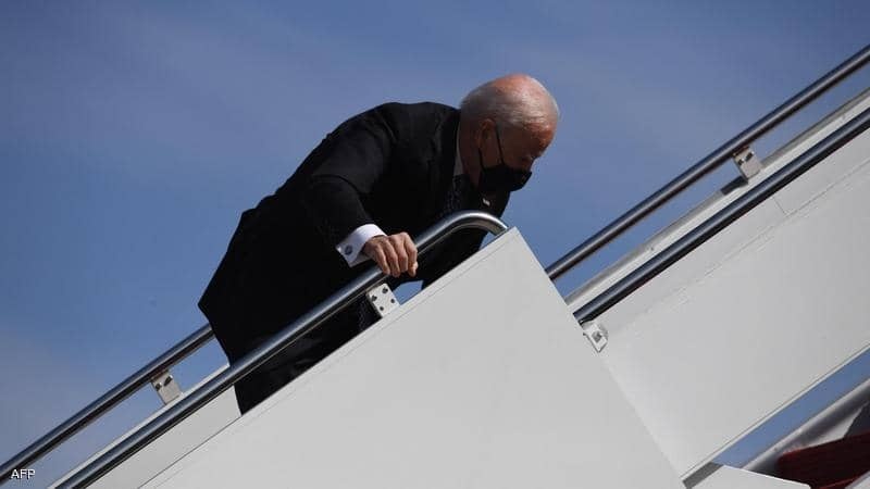الرئيس الأميركي يسقط بشكل محرج على سلم الطائرة.. ثم يتدارك