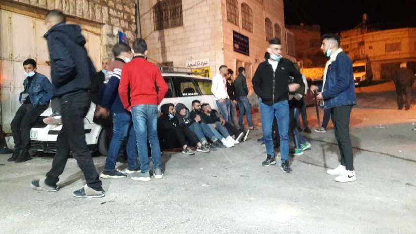 الاحتلال يعيق وصول المواطنين لمنازلهم بالخليل