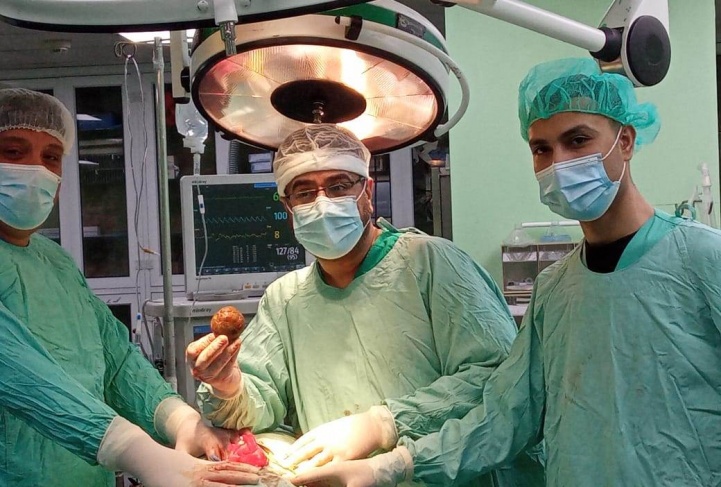 أطباء بغزة يستأصلون حصوة كبيرة من كلية مريض