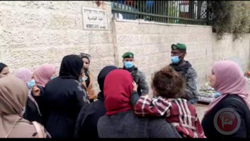 شرطة الاحتلال تحتجز عشرات النسوة وهن بطريقهن الى الأقصى