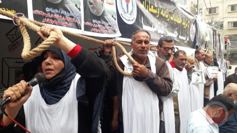 غزة: تظاهرة غاضبة لأهالي الشهداء ارتدوا فيها الاكفان