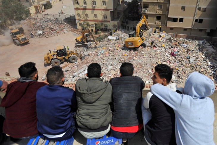 ارتفاع ضحايا انهيار عقار بالقاهرة إلى 23 قتيلا
