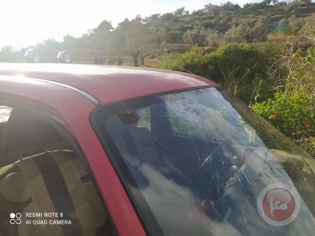 إصابة شاب وتحطيم مركبة بهجوم للمستوطنين غرب سلفيت