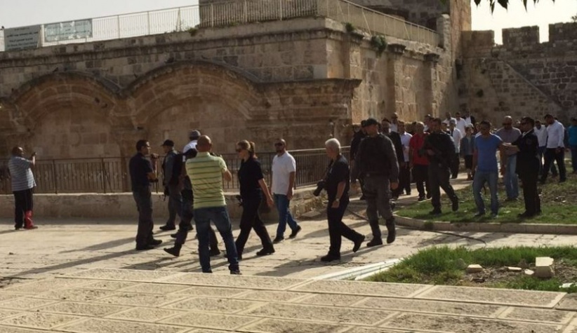Amidst a tight siege - dozens of settlers storm Al-Aqsa