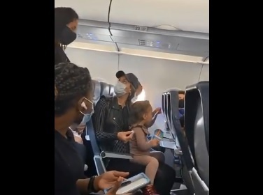 طرد عائلة يهودية من طائرة بسبب طفلة لا ترتدي الكمامة
