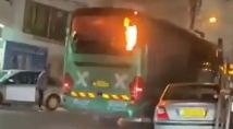 شبان العيسوية يشعلون حافلة إسرائيلية بالحارقات