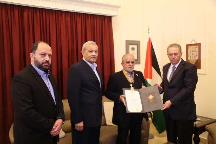 الرئيس يمنح امين عام الصليب الاحمر اللبناني وسام بيت لحم