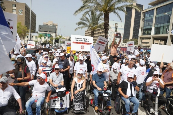 جنود من ذوي الاحتياجات الخاصة يتظاهرون بتل أبيب