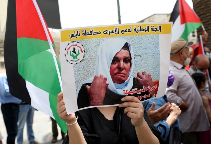  المركز الفلسطيني يدين الممارسات الإسرائيلية ضد المعتقلين الفلسطينيين