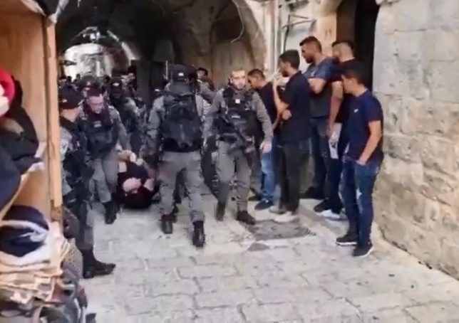 شاهد.. 25 جنديا ينكلون بشاب ويعتقلونه في مشهد وحشي