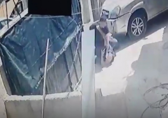 فيديو- محاولة خنق وضرب- حارس المستوطنين يعتدي على مقدسي في سلوان